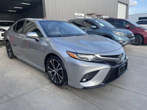 Silver 2018 Toyota Camry SE