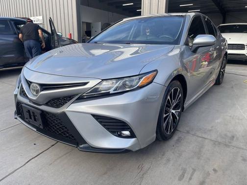 Silver 2018 Toyota Camry SE