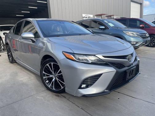 Silver 2018 Toyota Camry SE