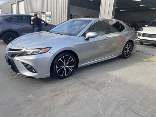 Silver 2018 Toyota Camry SE