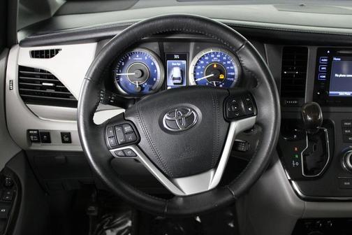 2017 Toyota Sienna XLE