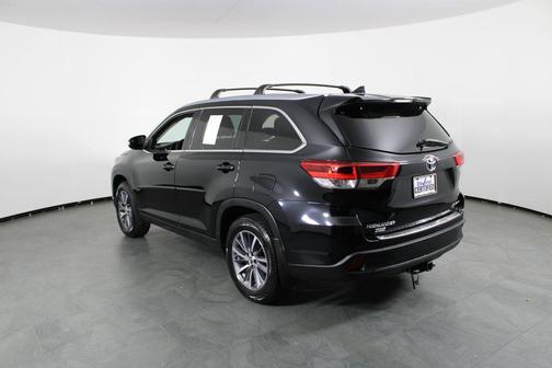 Midnight Black Metallic 2019 Toyota Highlander XLE