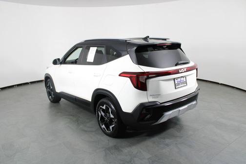 Clear White/Black Roof 2025 Kia Seltos S