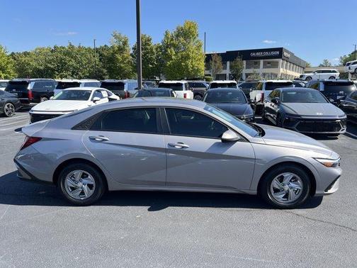 2025 Hyundai ELANTRA SE