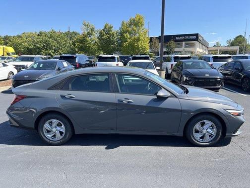 2025 Hyundai ELANTRA SE