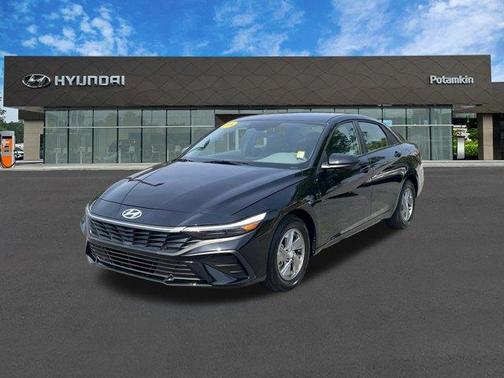 Black 2025 Hyundai ELANTRA SE