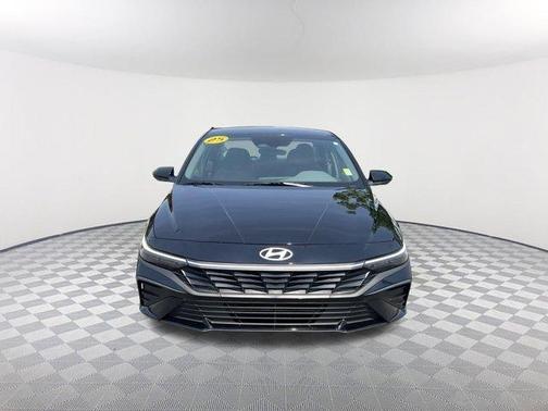 Black 2025 Hyundai ELANTRA SE
