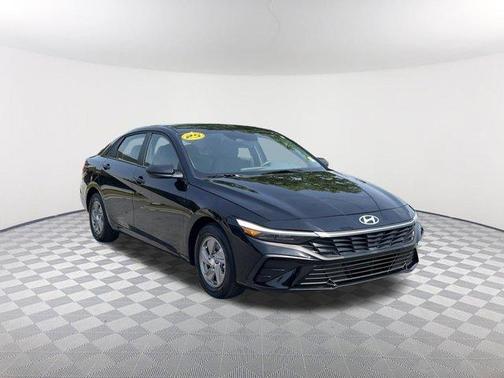 Black 2025 Hyundai ELANTRA SE