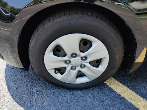 Photo 3 of 28 of 2017 Kia Forte LX