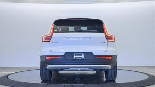 2025 Volvo XC40 B5 Core Bright Theme