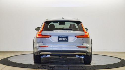 2026 Volvo V60 Cross Country Plus, B5 AWD Gas (mild hybrid)