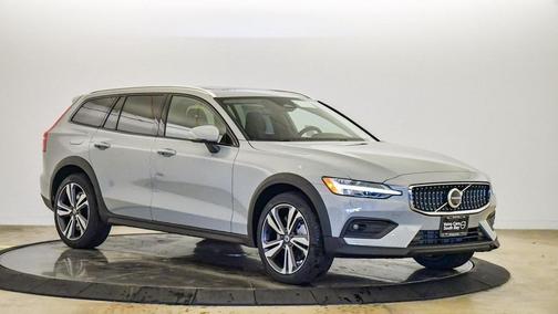 2026 Volvo V60 Cross Country Plus, B5 AWD Gas (mild hybrid)