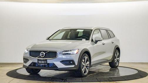 2026 Volvo V60 Cross Country Plus, B5 AWD Gas (mild hybrid)