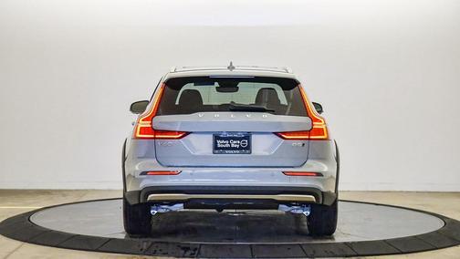 2026 Volvo V60 Cross Country Plus, B5 AWD Gas (mild hybrid)