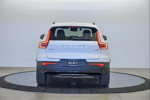 2025 Volvo XC40 B5 Plus Dark Theme