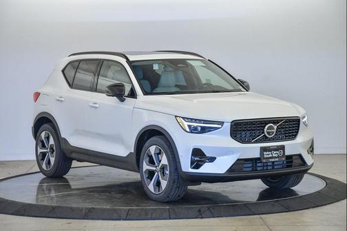 2025 Volvo XC40 B5 Plus Dark Theme