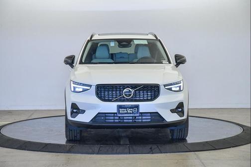 2025 Volvo XC40 B5 Plus Dark Theme
