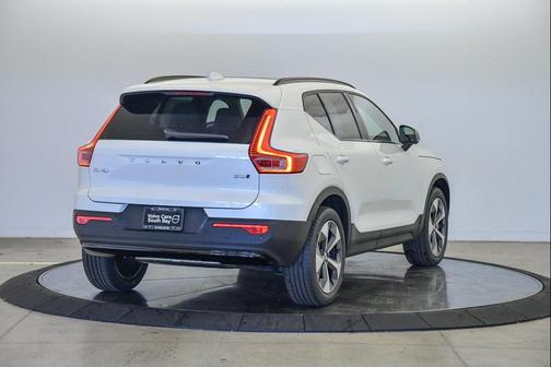 2025 Volvo XC40 B5 Plus Dark Theme