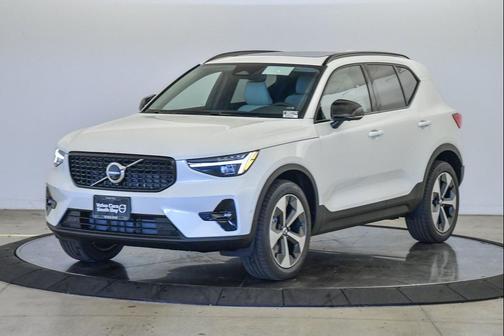 2025 Volvo XC40 B5 Plus Dark Theme