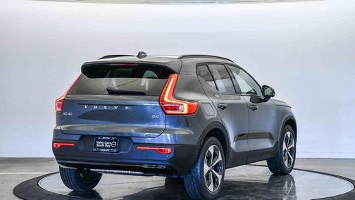 2026 Volvo XC40 Plus, B4 FWD Gas (mild hybrid), Dark