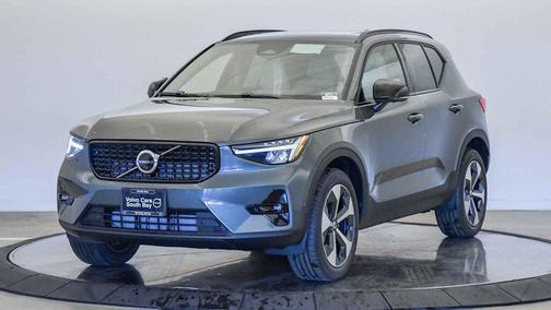 2026 Volvo XC40 Plus, B4 FWD Gas (mild hybrid), Dark