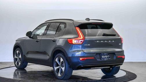 2026 Volvo XC40 Plus, B4 FWD Gas (mild hybrid), Dark