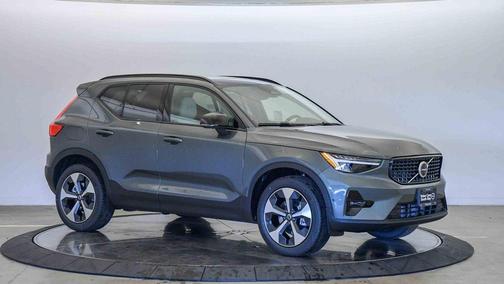 2026 Volvo XC40 Plus, B4 FWD Gas (mild hybrid), Dark
