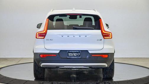 2025 Volvo XC40 B5 Core Bright Theme