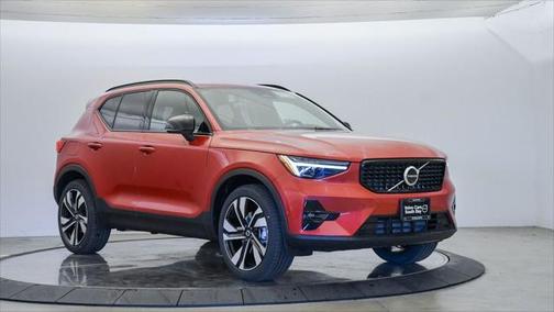 2025 Volvo XC40 B5 Ultra Dark Theme