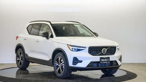 2026 Volvo XC40 Core, B5 AWD Gas (mild hybrid), Dark