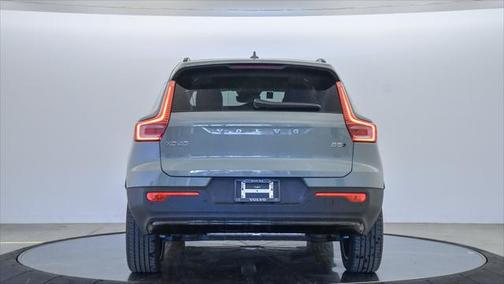 2025 Volvo XC40 B5 Plus Dark Theme