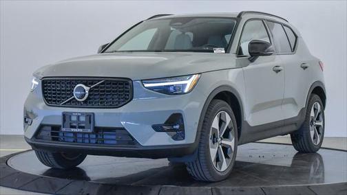 2025 Volvo XC40 B5 Plus Dark Theme