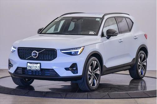 2025 Volvo XC40 B5 Ultra Dark Theme