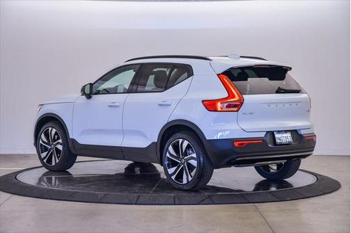 2025 Volvo XC40 B5 Ultra Dark Theme