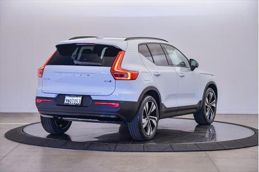 2025 Volvo XC40 B5 Ultra Dark Theme