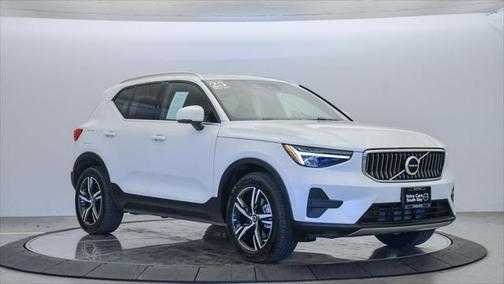 2025 Volvo XC40 B5 Core Bright Theme