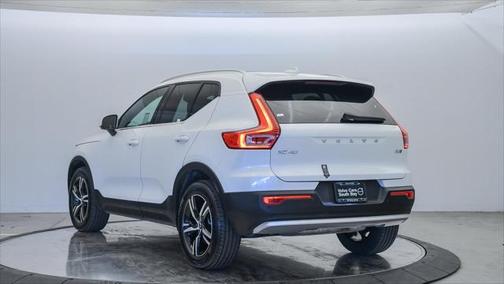 2025 Volvo XC40 B5 Core Bright Theme