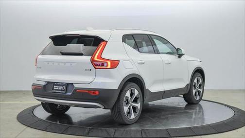 2025 Volvo XC40 B5 Core Bright Theme
