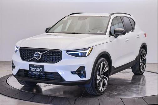 2025 Volvo XC40 B5 Plus Dark Theme