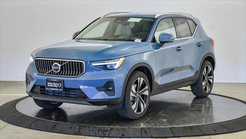2025 Volvo XC40 B5 Ultra Bright Theme