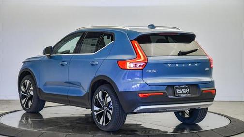 2025 Volvo XC40 B5 Ultra Bright Theme
