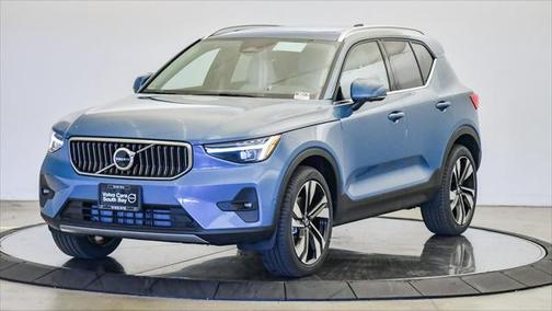 2025 Volvo XC40 B5 Ultra Bright Theme