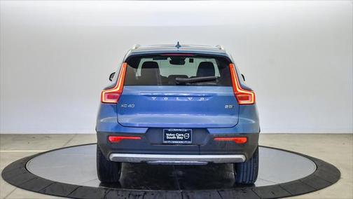 2025 Volvo XC40 B5 Ultra Bright Theme