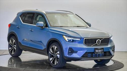 2025 Volvo XC40 B5 Ultra Bright Theme