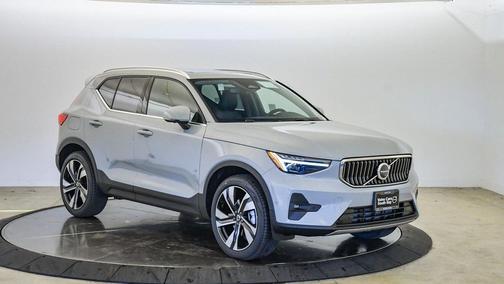 2025 Volvo XC40 B5 Ultra Bright Theme