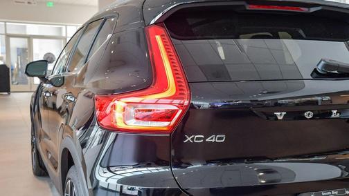 2025 Volvo XC40 B5 Ultra Bright Theme