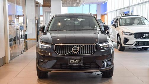 2025 Volvo XC40 B5 Ultra Bright Theme