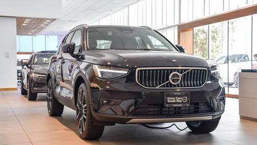 2025 Volvo XC40 B5 Ultra Bright Theme