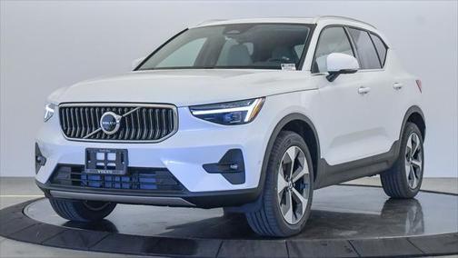 2025 Volvo XC40 B5 Plus Bright Theme