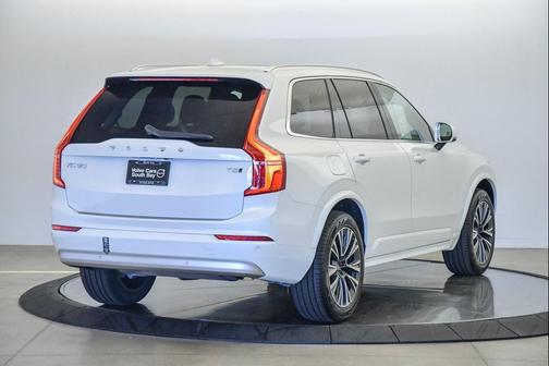2022 Volvo XC90 T5 Momentum